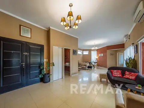 Casa 5 ambientes con 4 baños