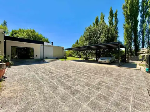Casa en Venta con 3 cocheras