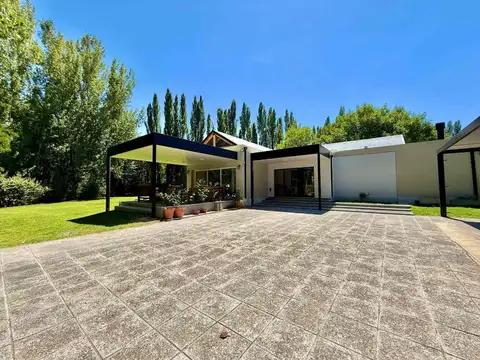 Casa 9 ambientes con 4 baños