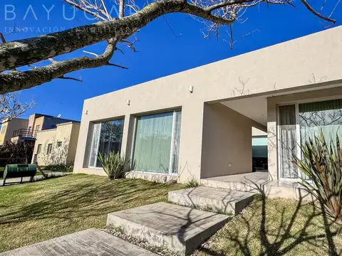 Venta Casa en Barrio Santa Guadalupe - Pilar del Este