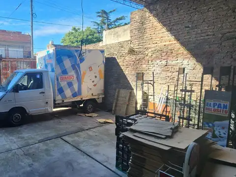 Galpón / Local de losa en esquina 180 m² Cub. s/ 196 m² de Lote - Lomas Del Mirador