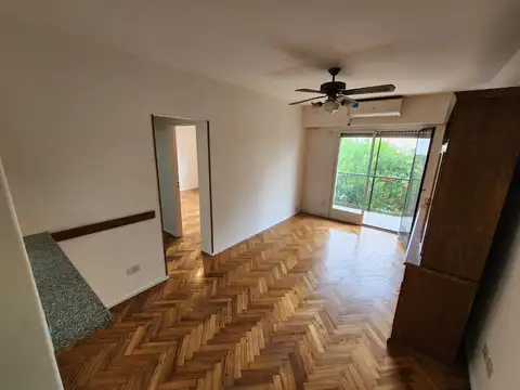 PARAGUAY Y MALABIA. Excelente 3 amb al frente con balcón. A nuevo. Bajas expensas.