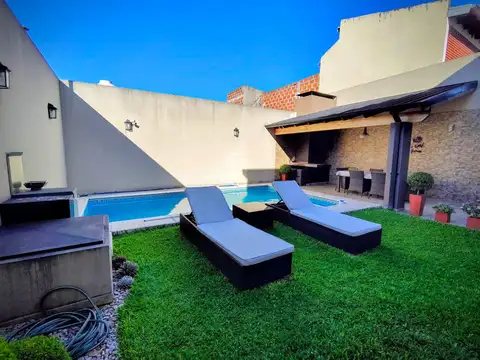 Casa 4 ambientes con 2 baños