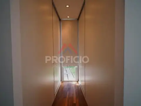 Casa en Alquiler con 4 cocheras