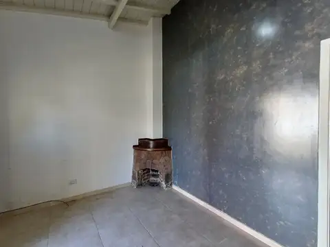 Casa sobre lote 8,66 x 19,84 Mts. Cochera. 2 Dormitorios. Parque. Excelente ubicación! APTO CREDITO