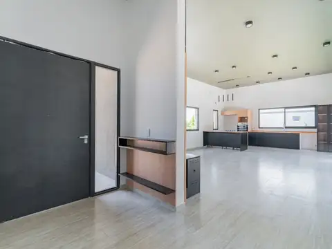 EXCELENTE CASA 5 AMB A ESTRENAR - LOTE 800 M2 - GALERIA Y PISCINA