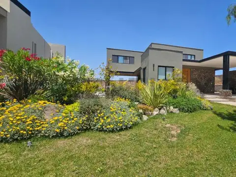 MODERNA CASA EN VENTA BARRIO PRIVADO MENDOZA NORTE
