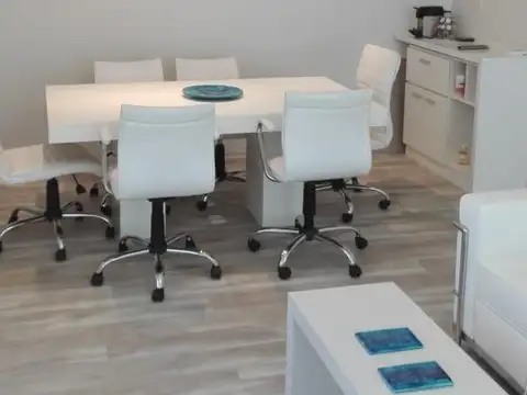 Excelente oficina de 76mts2 cubiertos y patio de 80m2 en venta con renta complejo Pilar Green