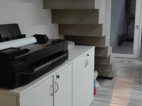 Excelente oficina de 76mts2 cubiertos y patio de 80m2 en venta con renta complejo Pilar Green