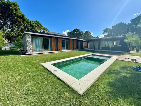 VENTA CASA 4 AMBIENTES BARRIO PIONEROS