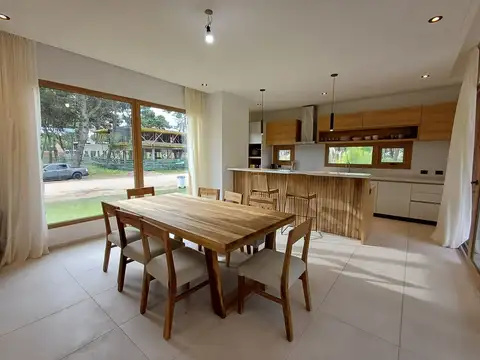 VENTA CASA 4 AMBIENTES BARRIO PIONEROS