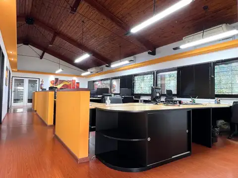 Oficina 12 ambientes con 5 baños