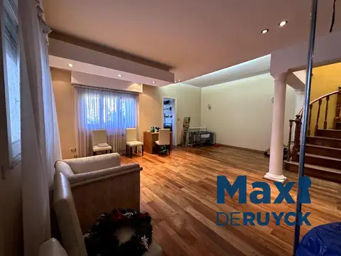 Casa en Venta con 2 cocheras