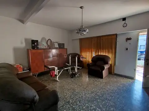 Casa 7 ambientes con 2 baños