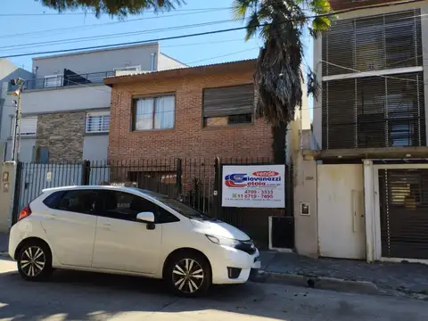 EXC CASA C DOBLE INGRESO EN 2 PLANTAS / ENTRADA XA 2 VEHÌCULOS / JARDÌN C PILETA / 3 DORMIS