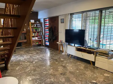 MARTINEZ, CASA 6 AMB CON PILETA A REFACCIONAR