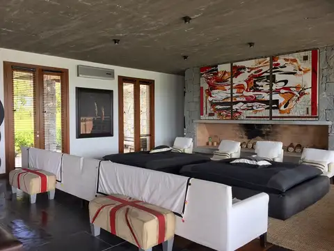 Espectacular casa en venta en barrio privado chacra de 5has