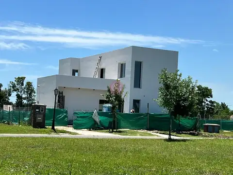 Casa  en Venta en Santa Lucia, Pilar del Este, Pilar