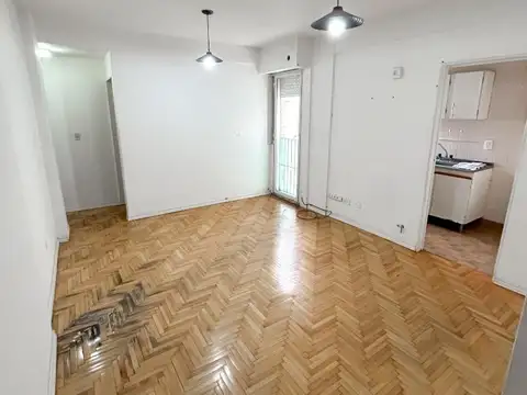 Departamento 2 ambientes sobre Rivadavia a mts estac subte