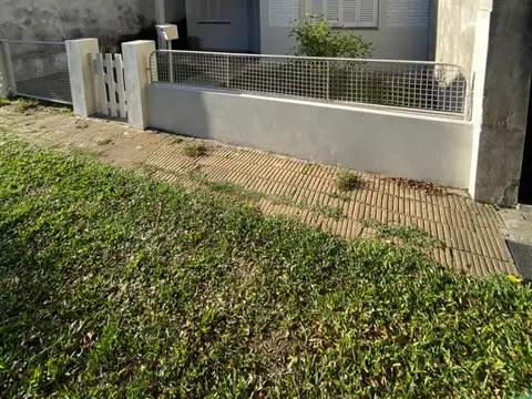 Casa sobre lote de 8.66 x 25 en Villa Luzuriaga