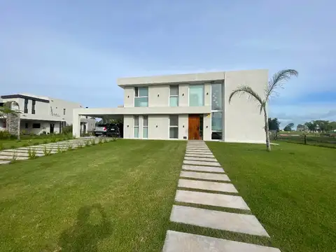 Casa en venta a la laguna de 6 Ambientes con galería y piscina en el Barrio cerrado, Área 60