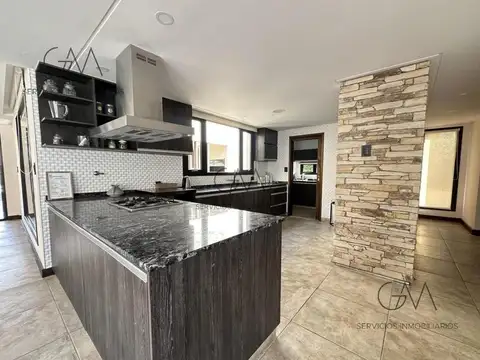 Casa en Alquiler con 2 cocheras