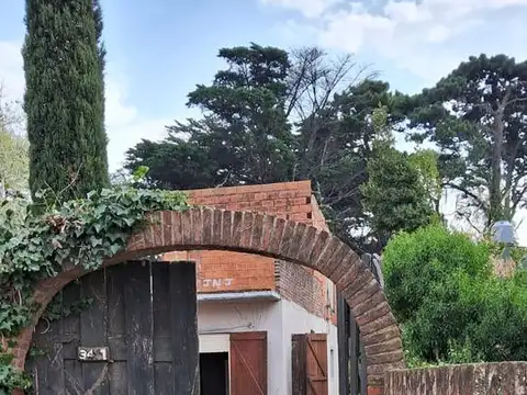 Casa a terminar sobre excelente lote  a metros del bosque P.Ramos