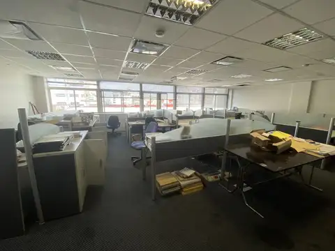 Oficina 10 ambientes con 4 baños