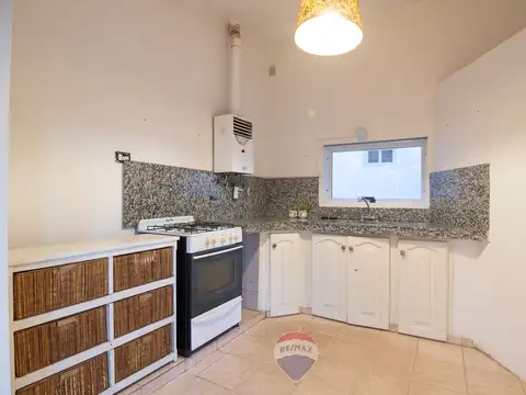 Casa 8 ambientes con 2 baños