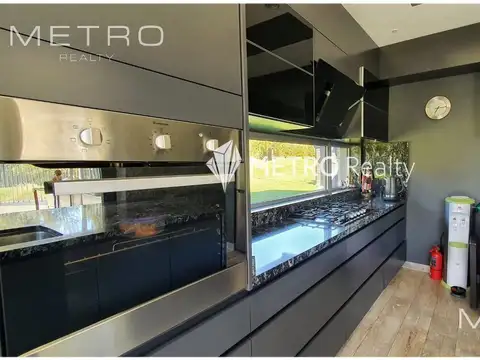 Casa 8 ambientes con 5 baños