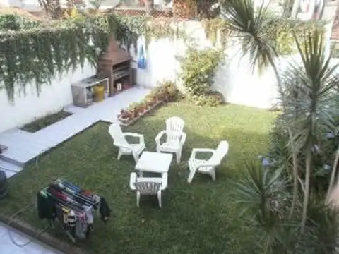 Chalet 250m2 3 plantas 4 dorm escritorio 1 suite 2 baños depend gge varios autos fondo libre