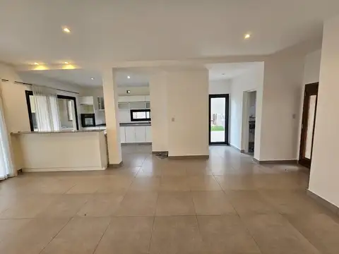 Casa 4 ambientes con 2 baños