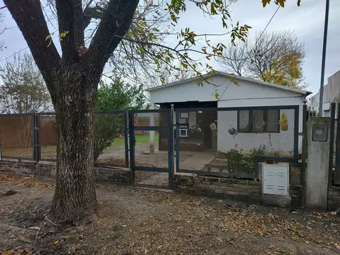 Casa en venta con excelente terrenos en Villa Elisa