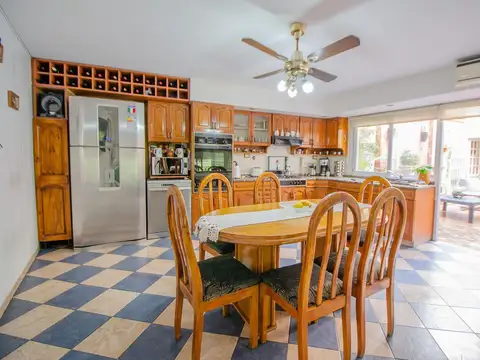 Casa 5 ambientes con 2 baños