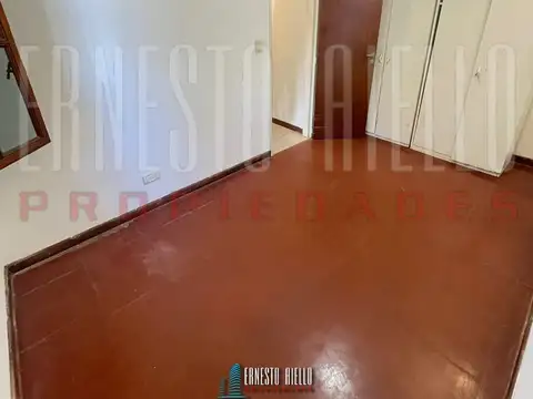 ALQUILER CASA EN ESQUINA DE 2 AMBIENTES CON COCHERA CUBIERTA Y PEQUEÑO PATIO. DISPONIBLE NOVIEMBRE 2025.