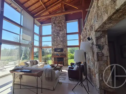 Casa 6 ambientes con 4 baños