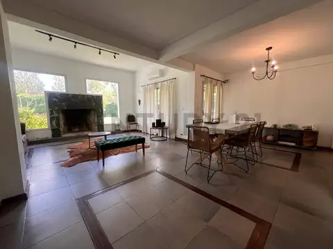 Casa en Venta con 2 cocheras