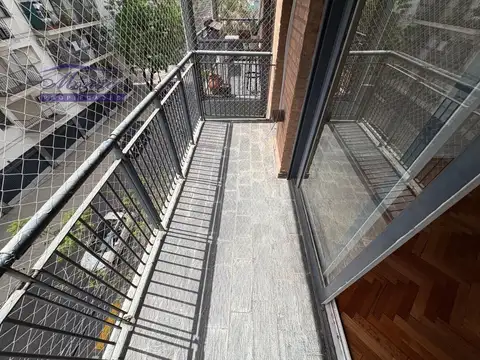 1 amb fte con balcon y cocina separada.