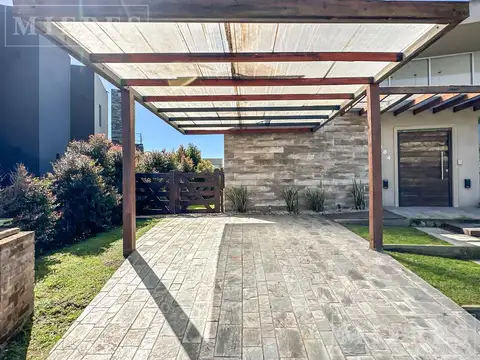 Casa 4 ambientes con 4 baños