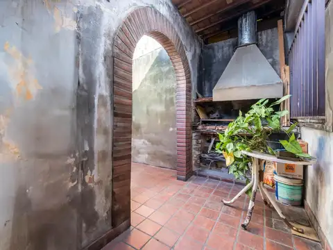 Casa 6 ambientes con 2 baños