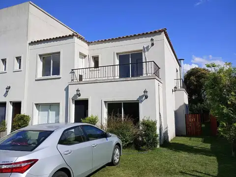 CASA 4 AMBIENTES EN BARRIO LA ANGÈLICA PILAR