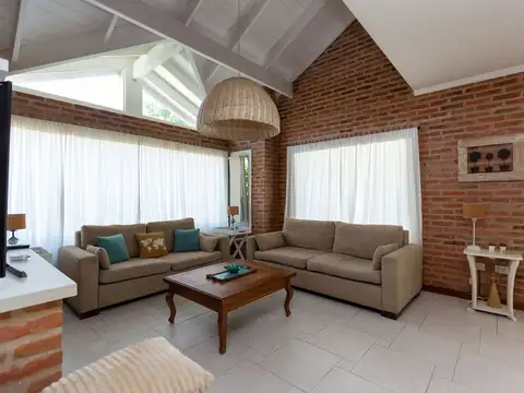 Casa 4 ambientes con 2 baños