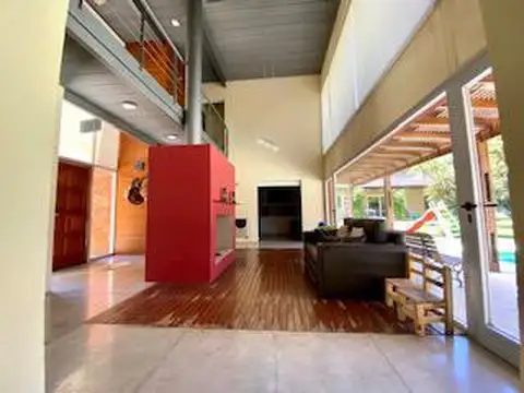 Casa en Venta con 2 cocheras