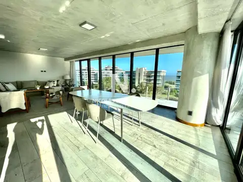 Gran apartamento en Surfside, 2 Suites + den, 226 metros, amoblado, garage.