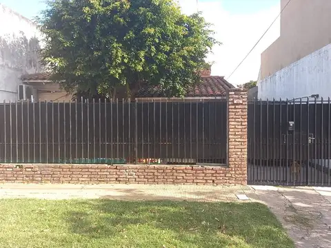 EN VENTA EN EL PALOMAR HERMOSO CHALET DE 5 AMBIENTES CON JARDÍN AL FRENTE - FICHA 8895