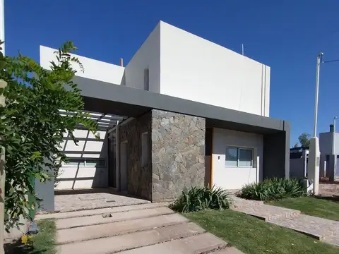 Casa de categoría en alquiler en B° Terrazas Park