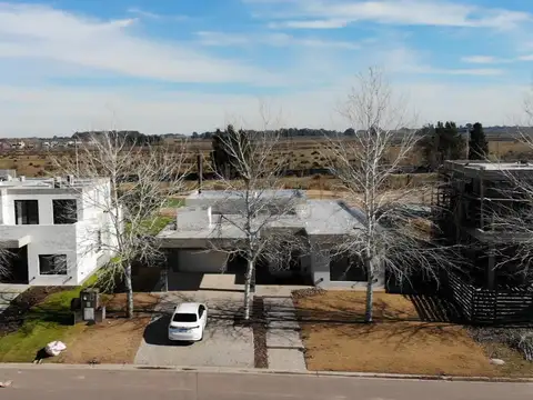 Casa 5 ambientes con 3 baños