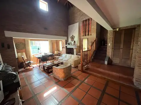 Solido chalet con muy buen lote y gran pileta.