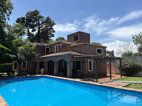 Solido chalet con muy buen lote y gran pileta.