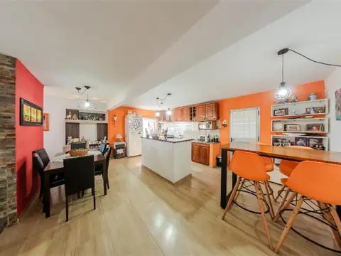 Completa Vivienda, En Amplia Esquina.